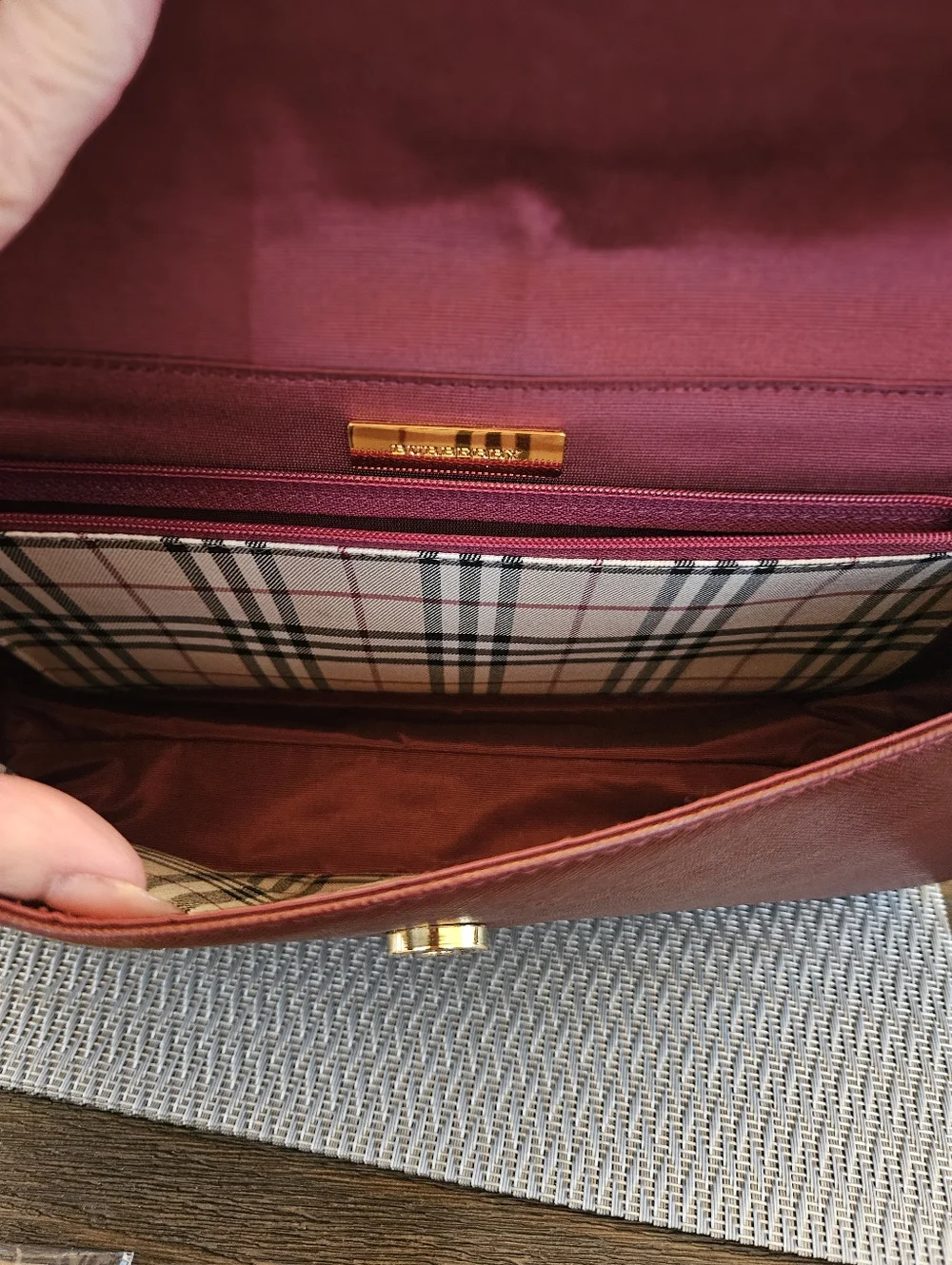 Burberry Burgundy Leather Shoulder Bag with Beige Plaid Accent - Picture 5 of 8